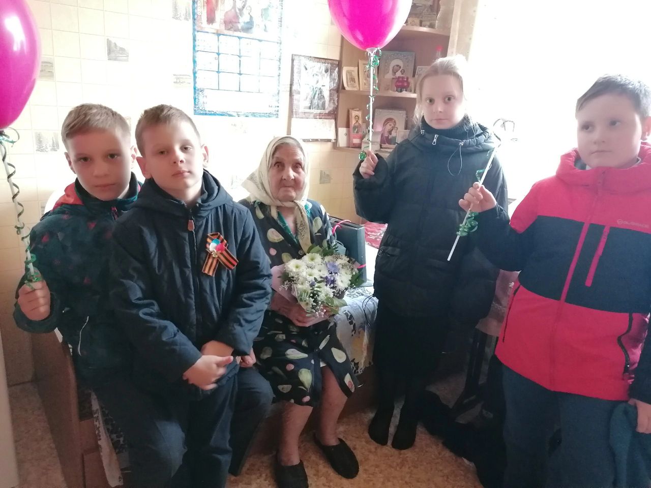 Настоятель с делегацией от воскресной школы поздравили с Днём Победы ветерана Клушину Татьяну Матвеевну