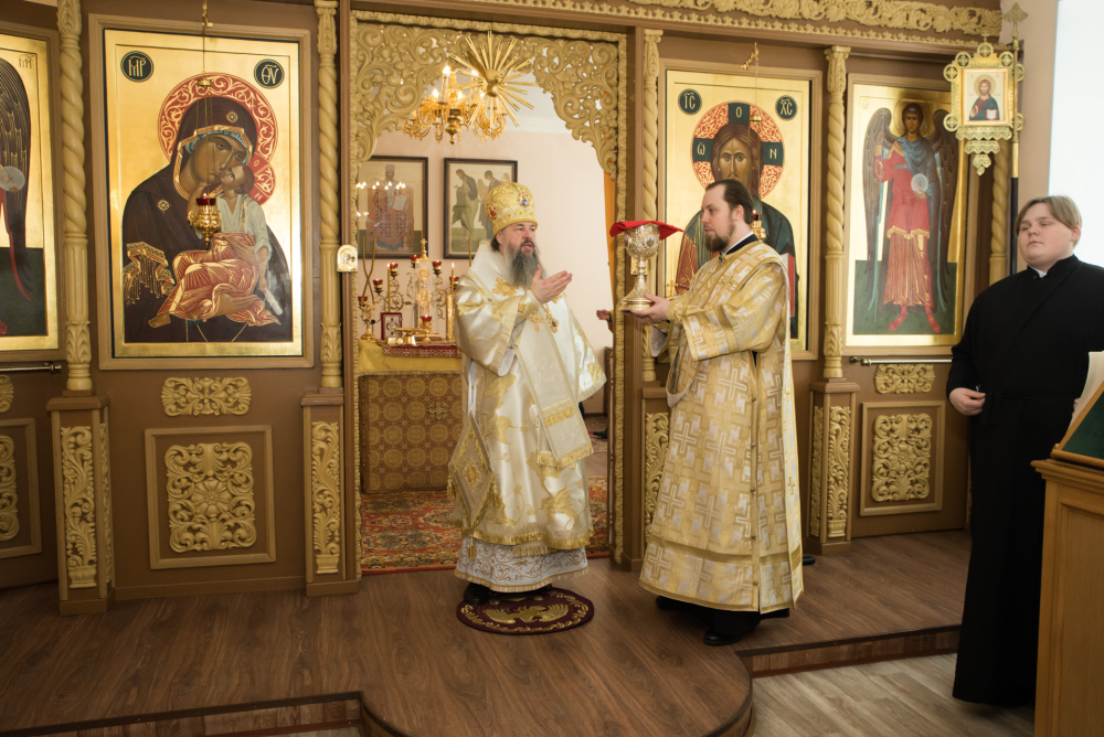 Протоиерей Александр Филиппов  сослужил  митрополиту Серафиму за литургией в храме святителя Иннокентия Иркутского при семинарии