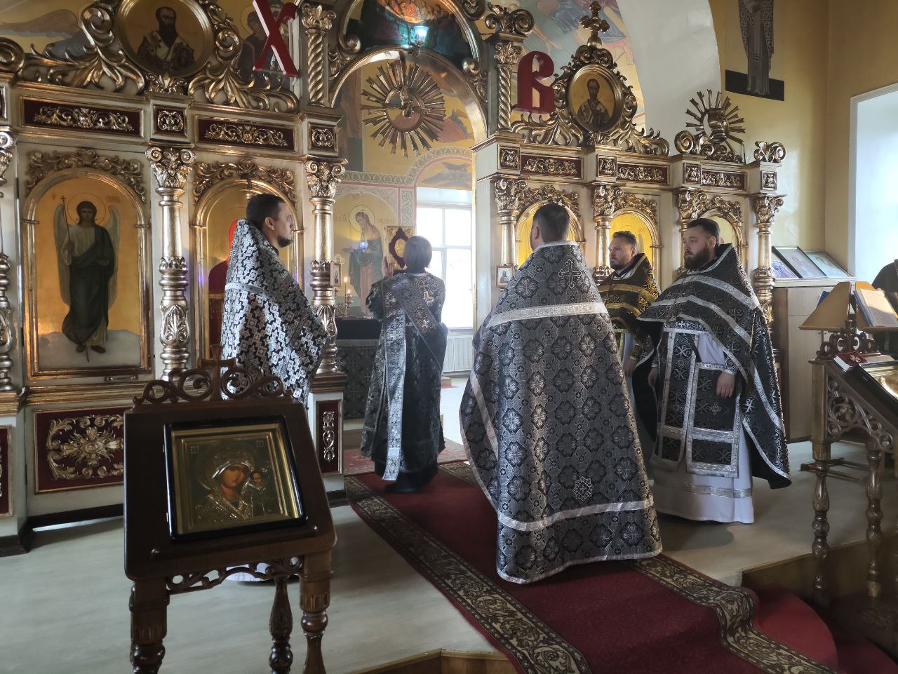 В Великую Среду протоиерей Александр Филиппов совершил Божественную Литургию Преждеосвященных Даров