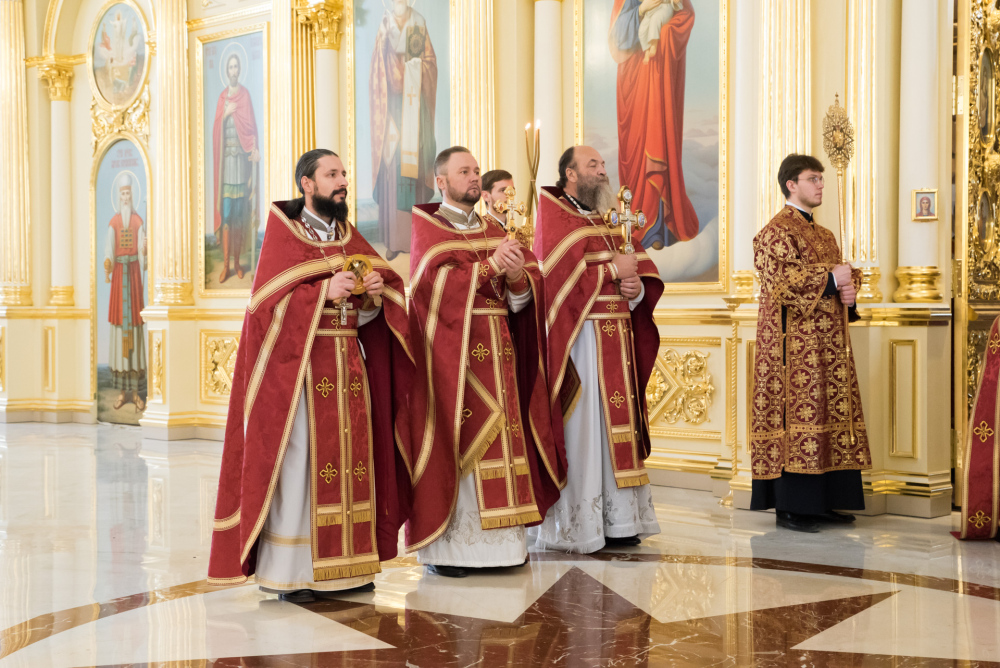 Протоиерей Александр Филиппов сослужил митрополиту Серафиму в Спасском кафедральном соборе