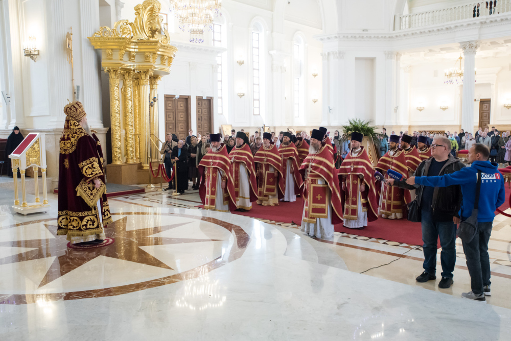 Протоиерей Александр Филиппов сослужил митрополиту Серафиму в Спасском кафедральном соборе