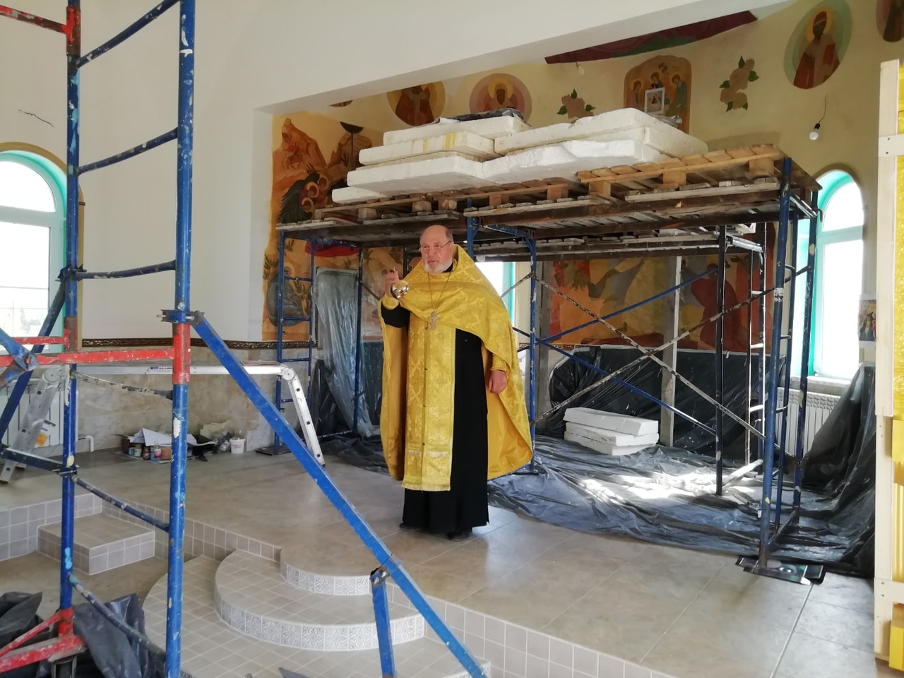 В строящемся храме в честь Святой Живоначальной Троицы в деревне Камайка был совершен водосвятный молебен