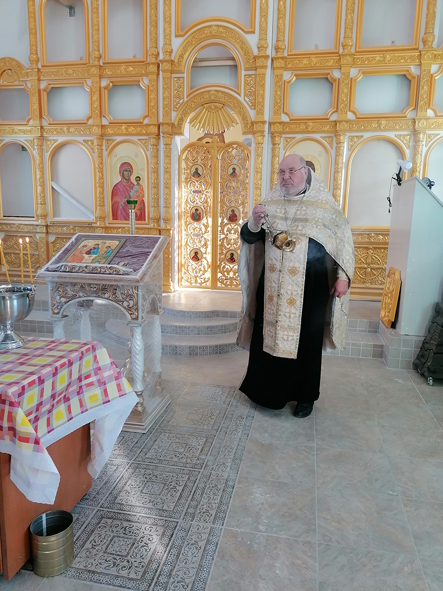 В строящемся храме в честь Святой Живоначальной Троицы в деревне Камайка был совершен водосвятный молебен