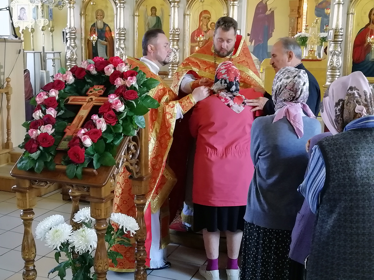 Празднование Происхождения (изнесения) Честных Древ Животворящего Креста Господня