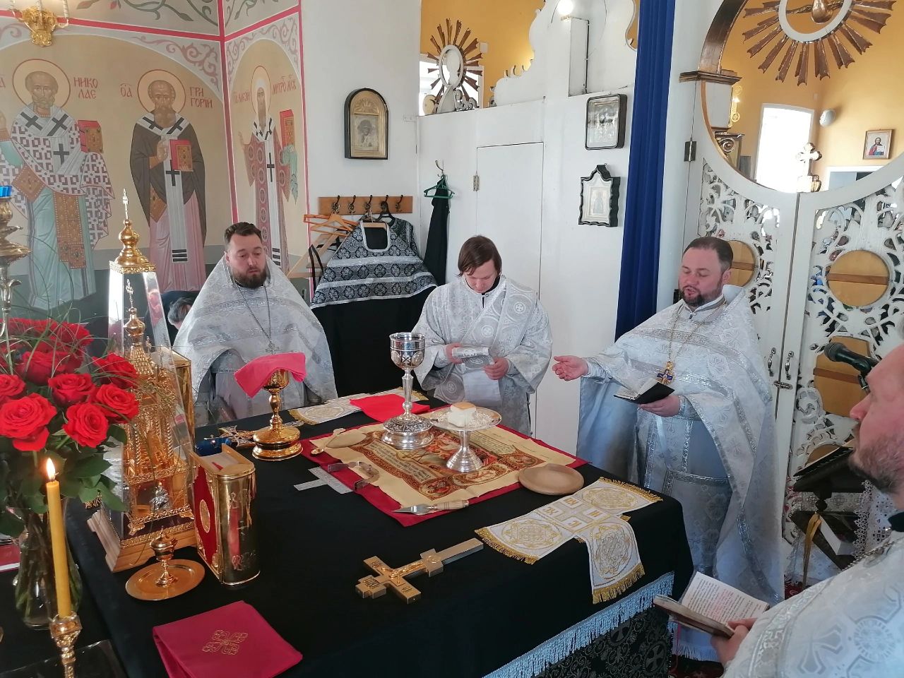 В Великую Субботу протоиерей Александр Филиппов совершил Литургию святителя Василия Великого