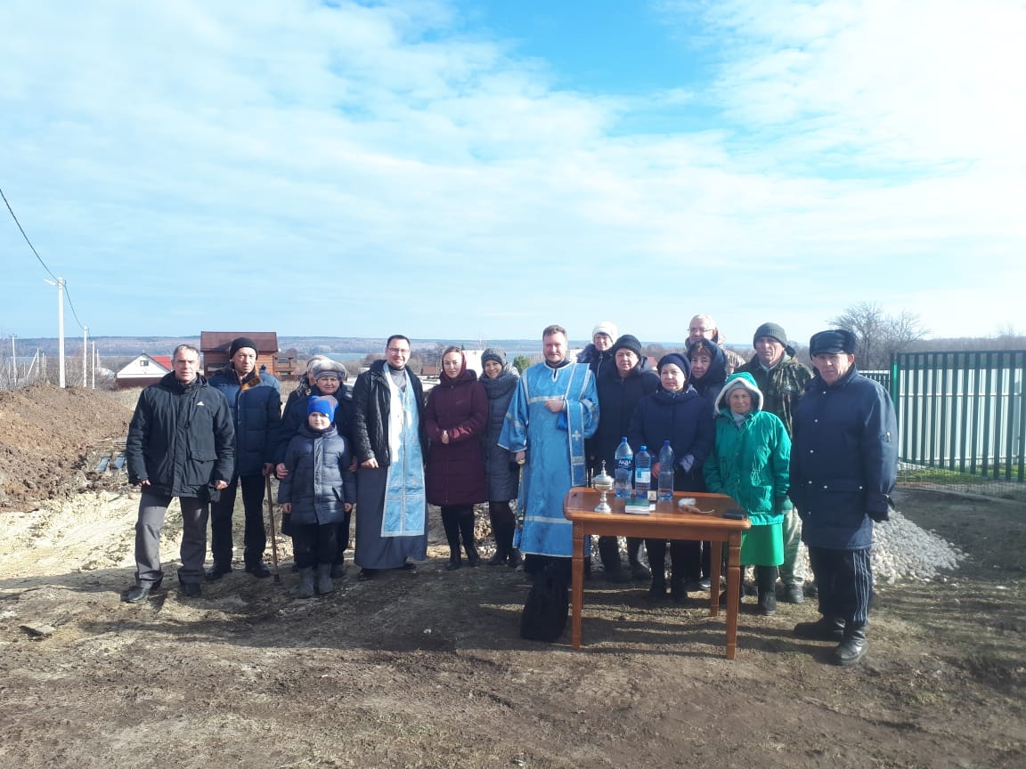 Иерей Алексий Карасёв совершил водосвятный молебен около строящегося храма Живоначальной Троицы в селе Камайка