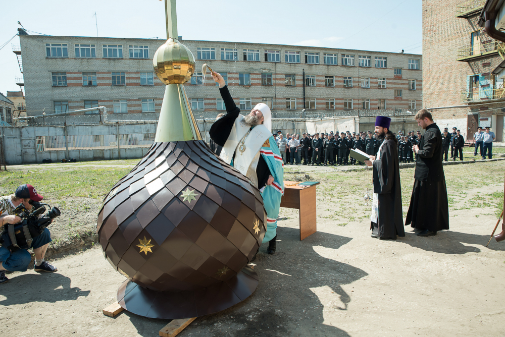 В ИК-7 митрополит Пензенский и Нижнеломовский Серафим освятил крест и купол для храма