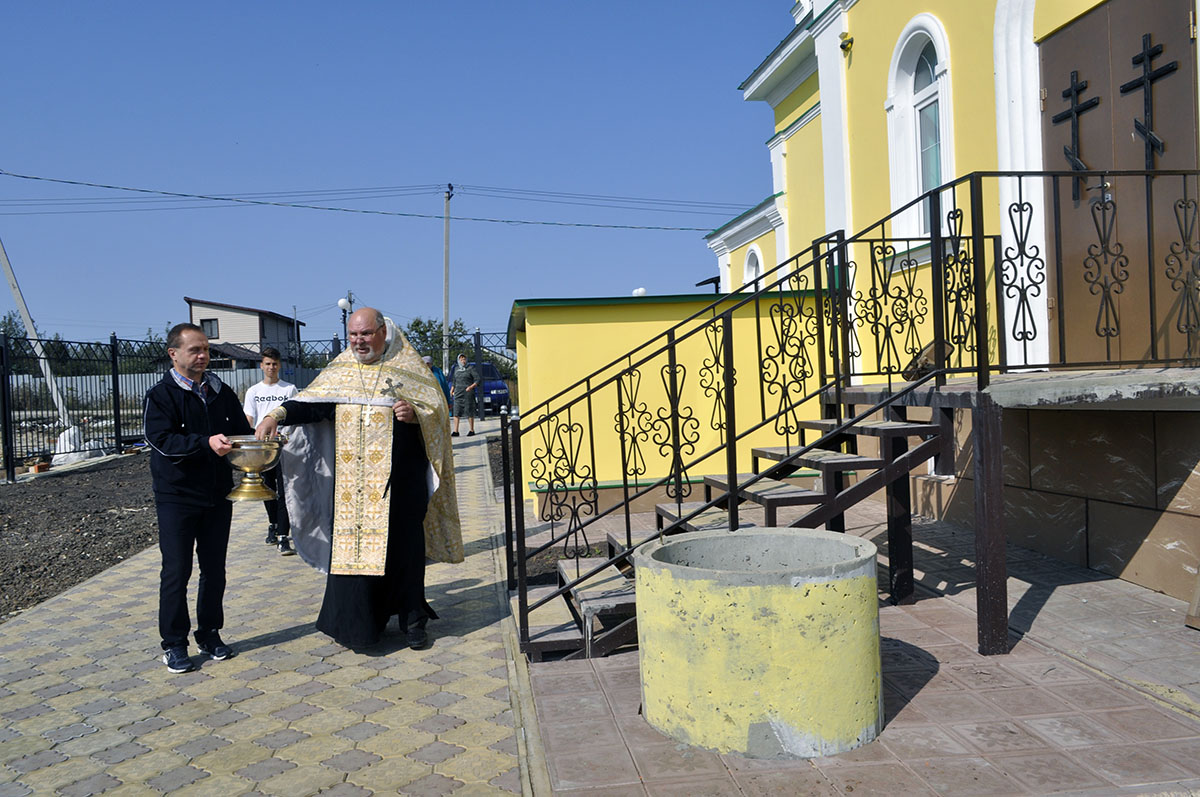 В строящемся храме в честь Святой Живоначальной Троицы в деревне Камайка был совершен водосвятный молебен