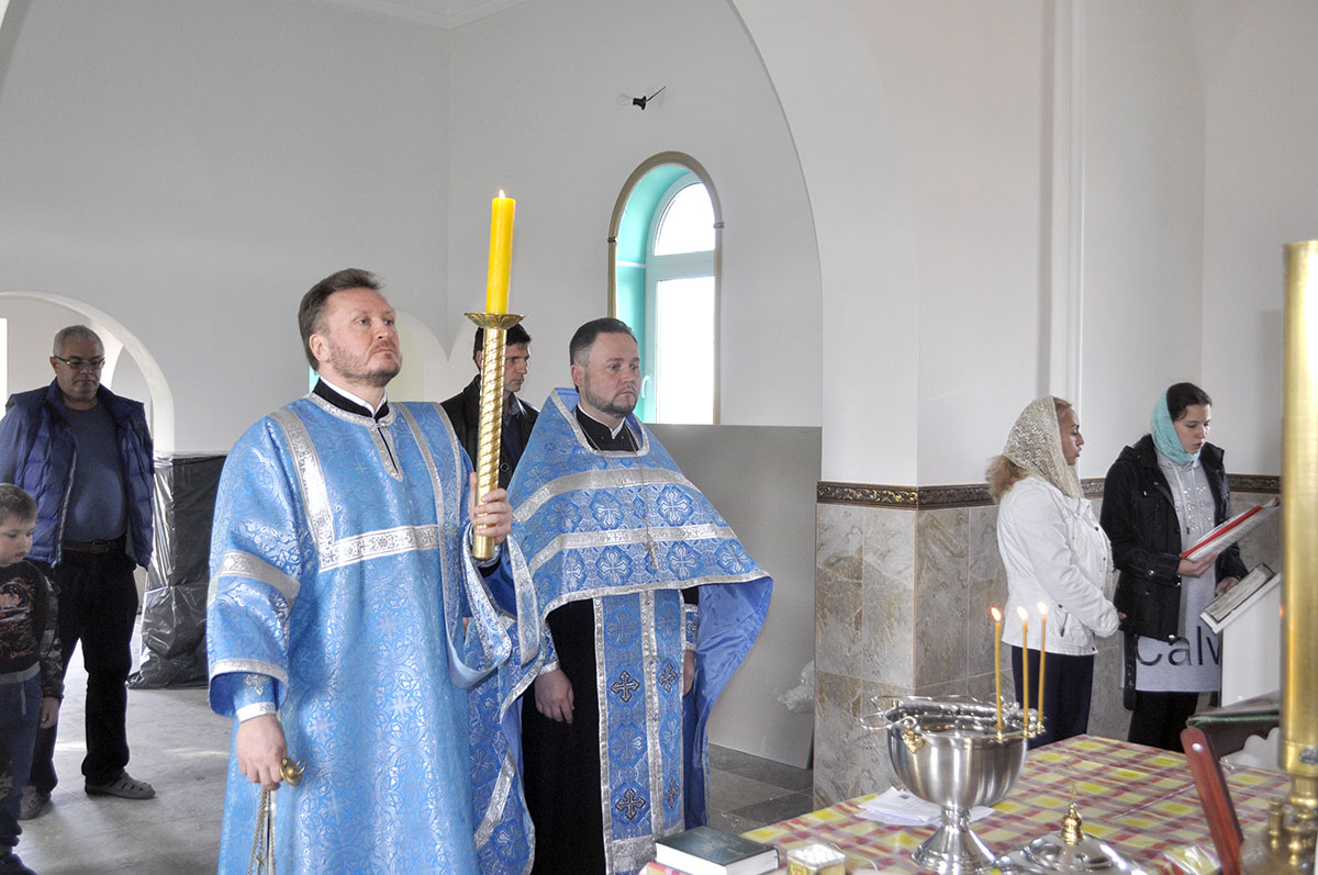 В строящемся храме в честь Святой Живоначальной Троицы в деревне Камайка был совершен водосвятный молебен