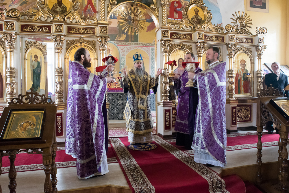  В Неделю Крестопоклонную митрополит Серафим совершил литургию в нашем храме