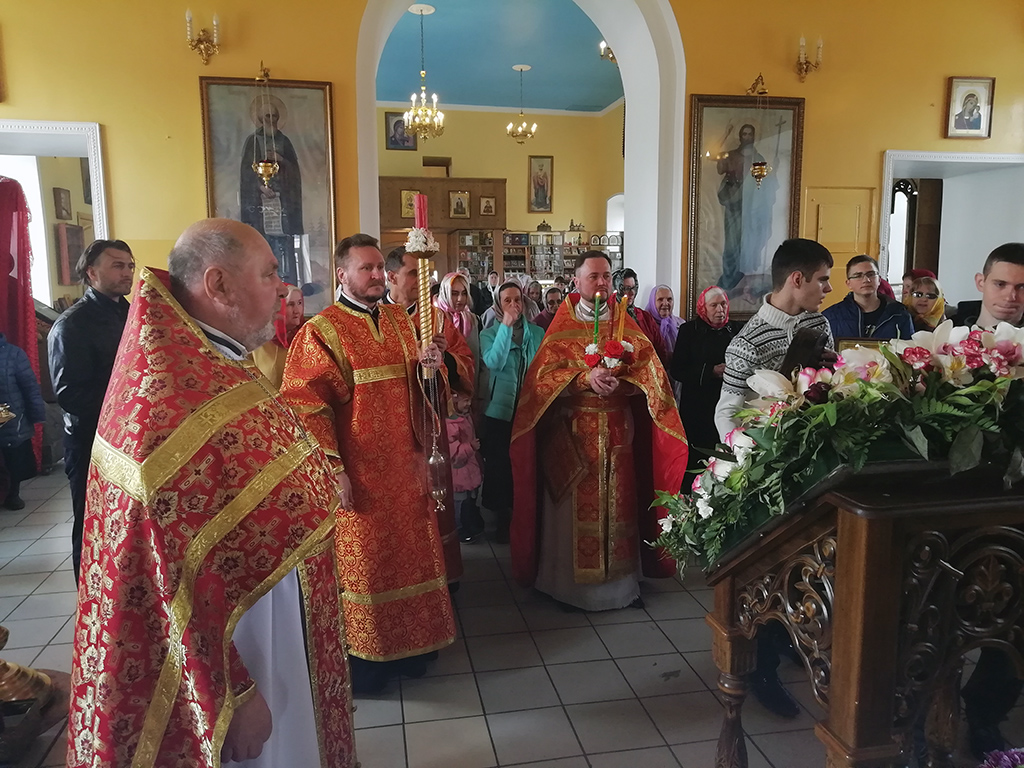 В пятницу Светлой седмицы протоиерей Александр Филиппов совершил Божественную литургию