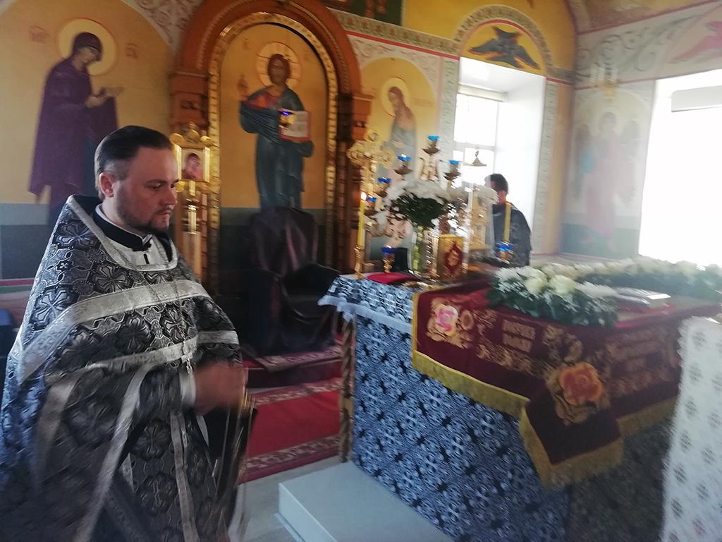 В Великий Пяток протоиерей Александр Филиппов совершил вечерню с выносом Плащаницы Спасителя