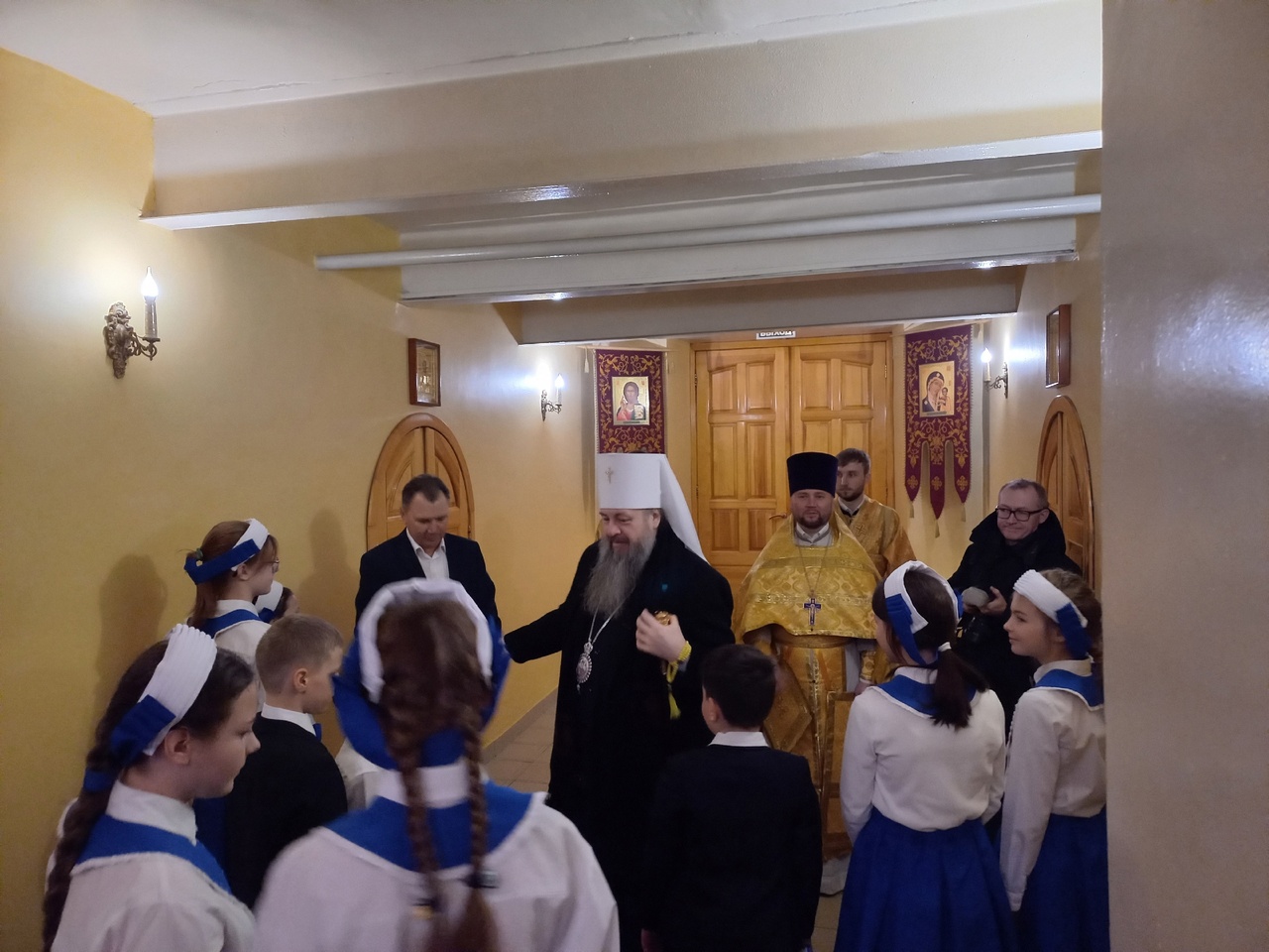 Детский хор приветствовал митрополита Серафима перед литургией
