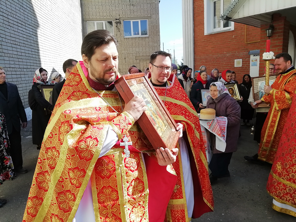 В понедельник Светлой седмицы протоиерей Александр Филиппов совершил Божественную литургию