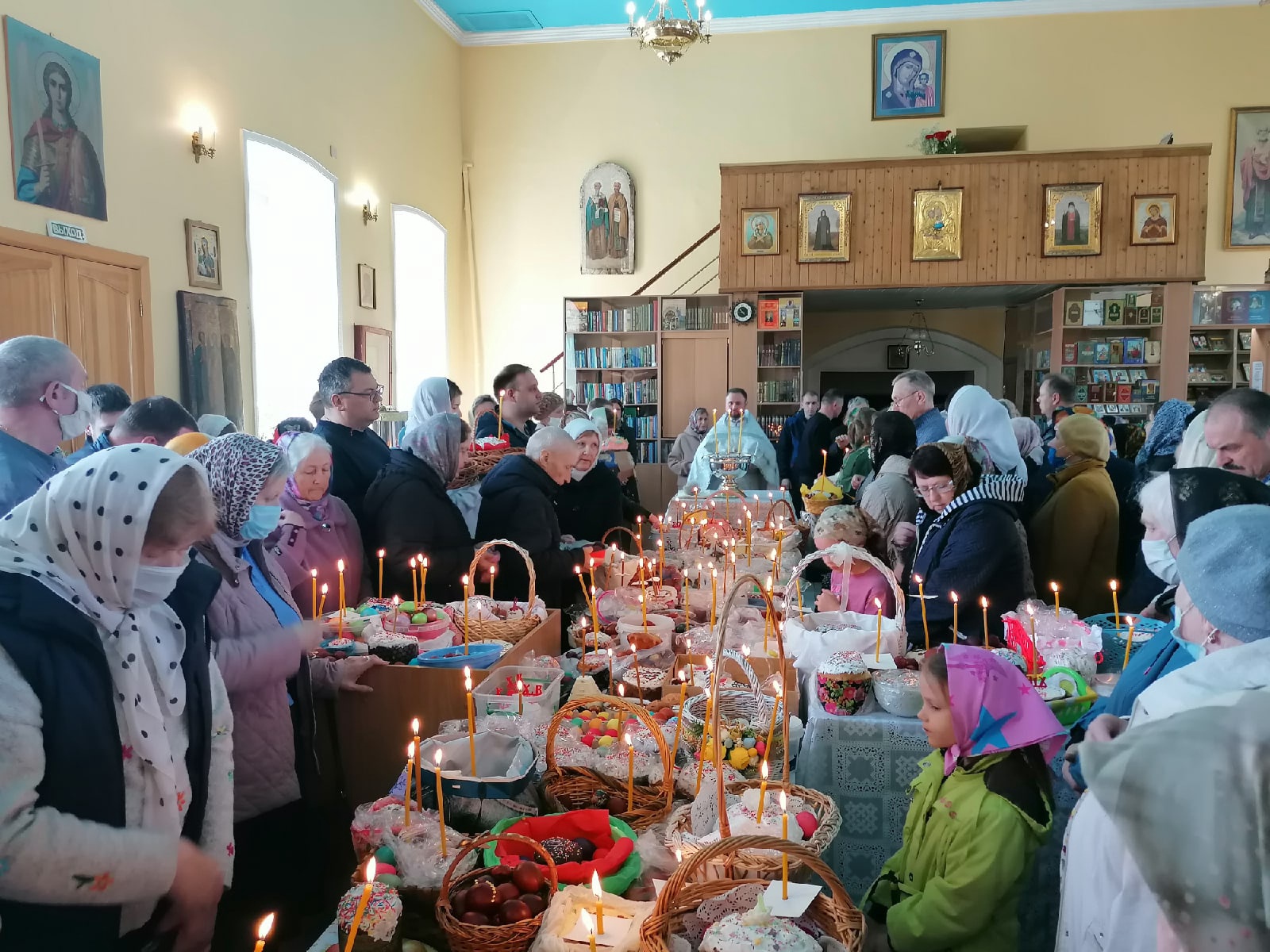 В Великую Субботу протоиерей Александр Филиппов совершил Литургию святителя Василия Великого