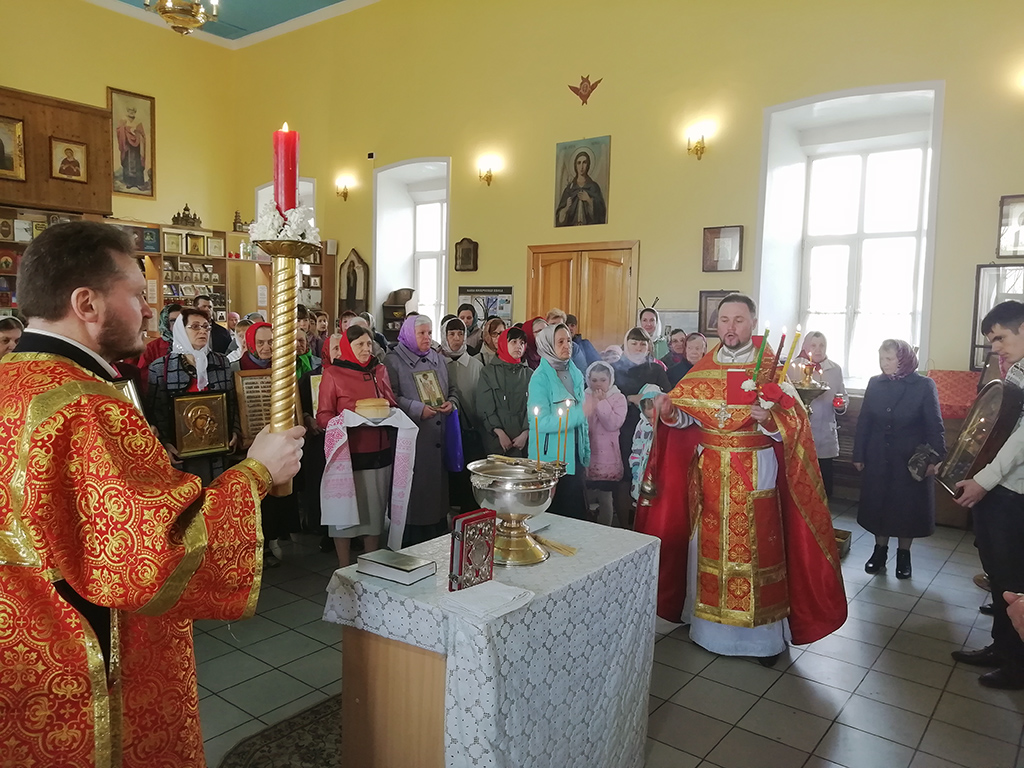 В пятницу Светлой седмицы протоиерей Александр Филиппов совершил Божественную литургию