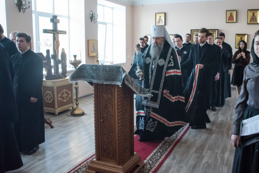 Во вторник первой седмицы Великого поста протоиерей Александр Филиппов сослужил митролиту Серафиму за великопостным богослужением в храме во имя святителя Иннокентия Иркутского при Пензенской духовной семинарии