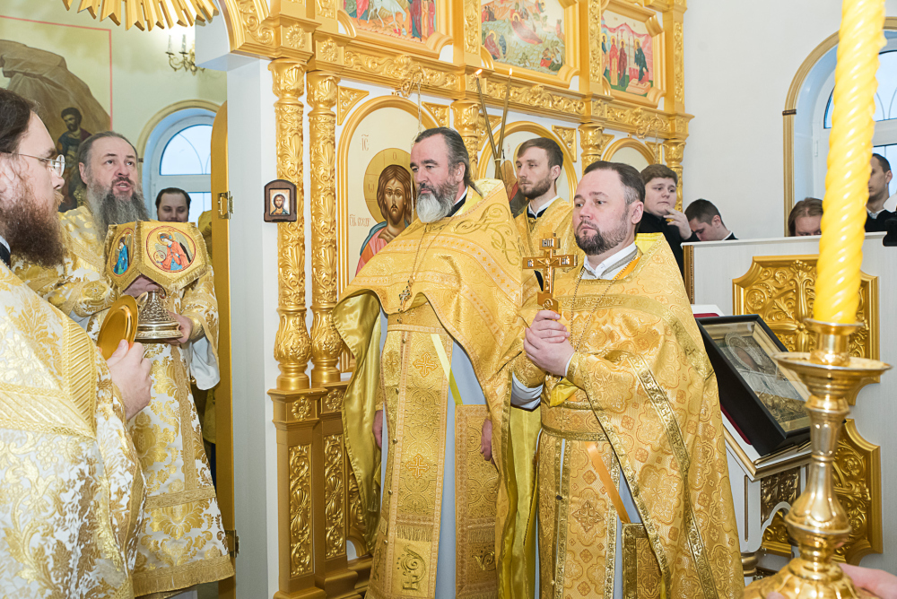 Протоиереи Александр Филиппов и Антоний Шварёв сослужили митрополиту Серафиму за литургией в Троицком храме в деревне Камайка