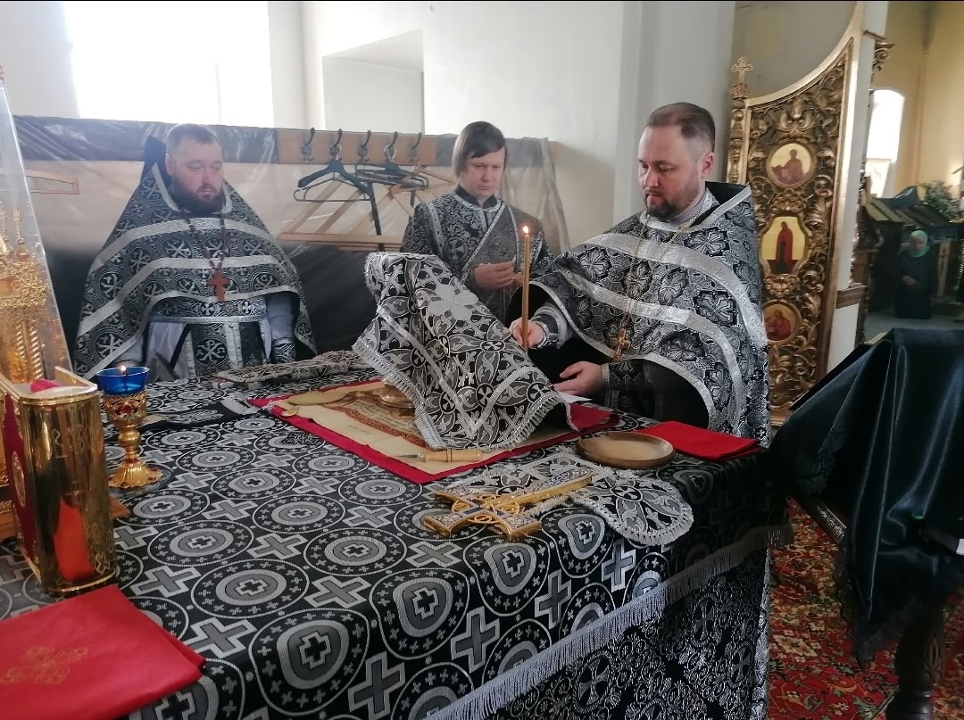 Протоиерей Александр Филиппов совершил Божественную Литургию Преждеосвященных Даров