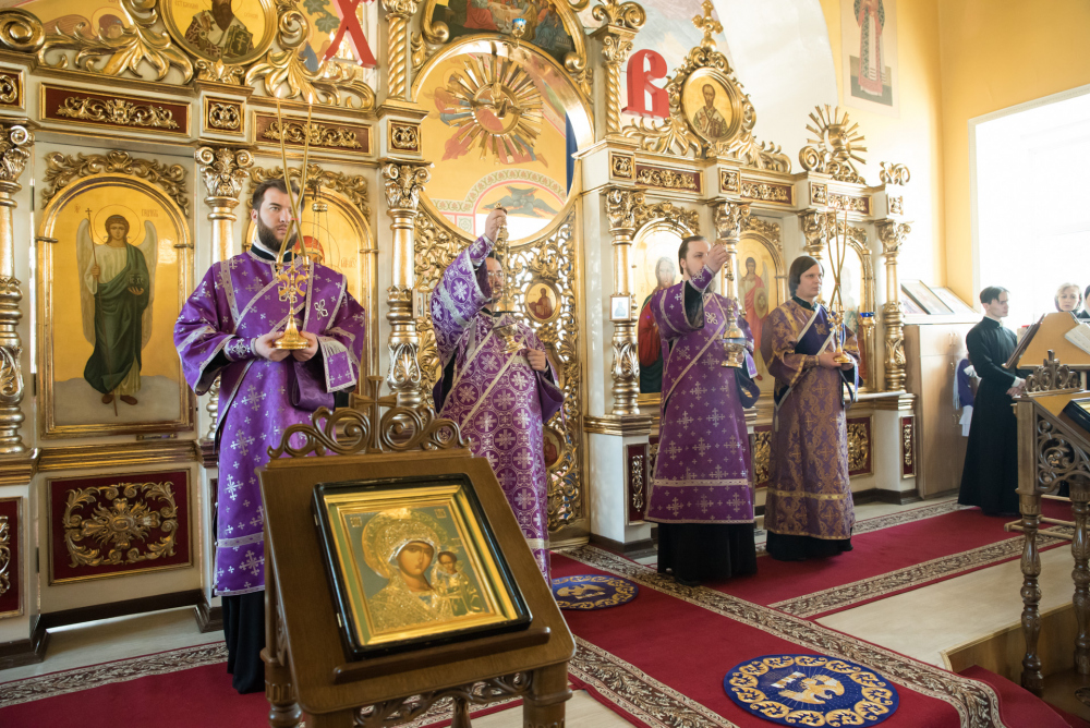 В Неделю Крестопоклонную митрополит Серафим совершил Литургию в нашем храме