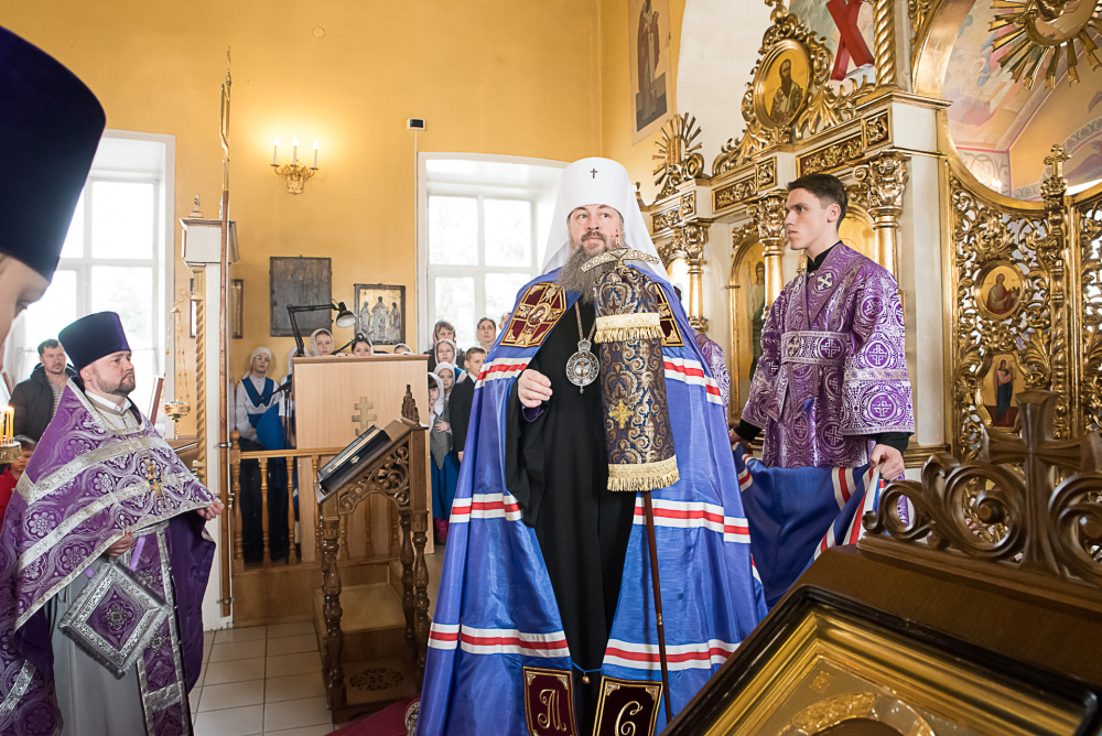 В Неделю Крестопоклонную митрополит Серафим совершил литургию в нашем храме