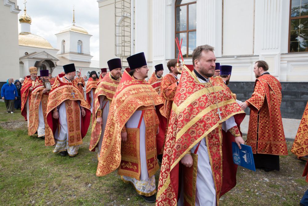 Митрополит Серафим наградил Иерея Сергия Карасёва богослужебно-иерархической наградой   
