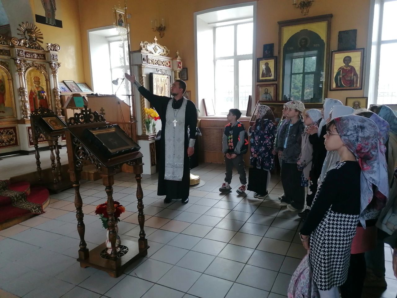 Иерей Владимир Журавлев встретился с воспитанниками детской школы искусств "Квинта" 