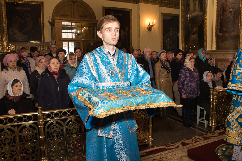 В праздник Благовещения Пресвятой Богородицы митрополит Серафим наградил протоиерея Александра Филиппова крестом с украшениями