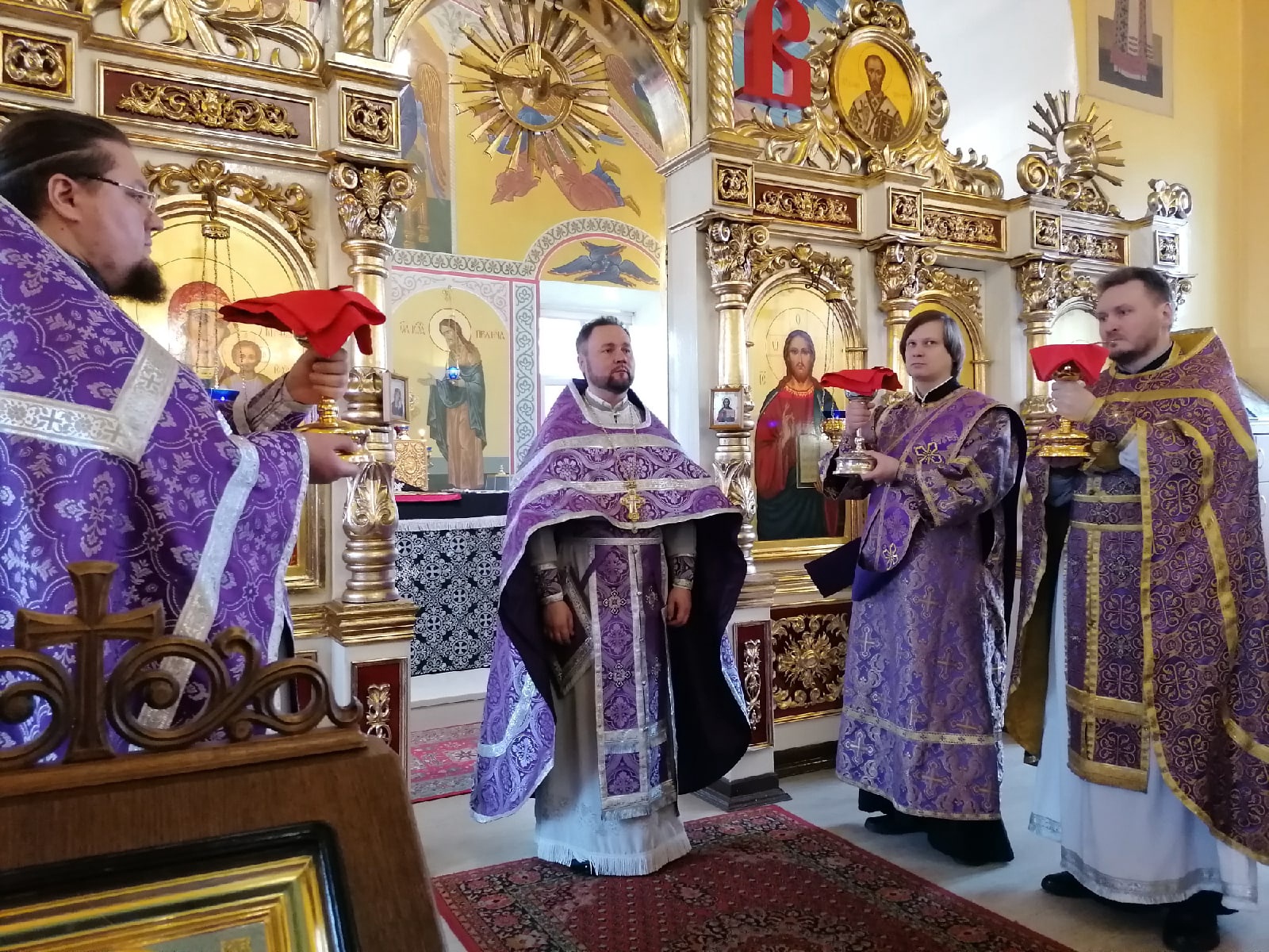 В Великий Четверг протоиерей Александр Филиппов совершил вечерню и Божественную литургию