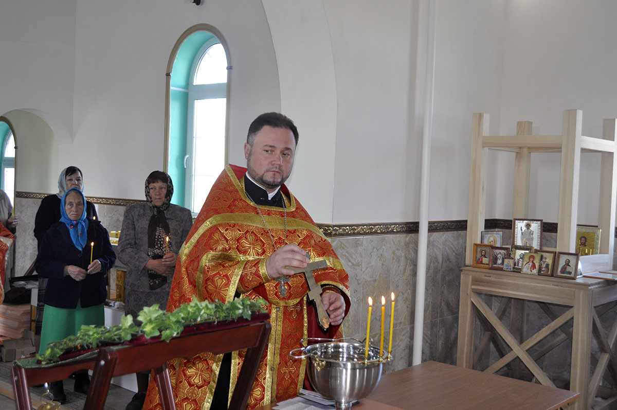 В строящемся храме в честь Святой Живоначальной Троицы в деревне Камайка был совершен водосвятный молебен