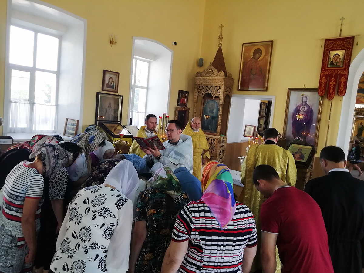Протоиерей Александр Филиппов совершил литургию и водосвятный молебен с акафистом Божией Матери 