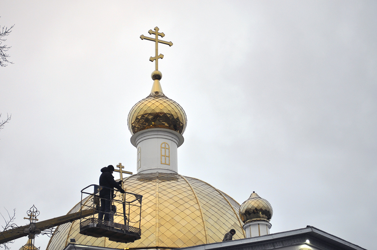 Митрополит Серафим освятил алтарный накупольный крест и алтарный купол
