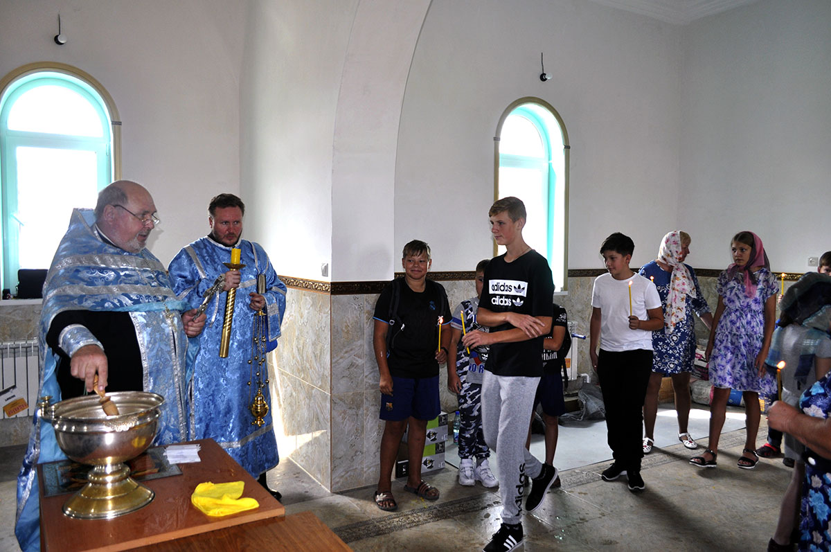 В строящемся храме в честь Святой Живоначальной Троицы в деревне Камайка был совершен молебен