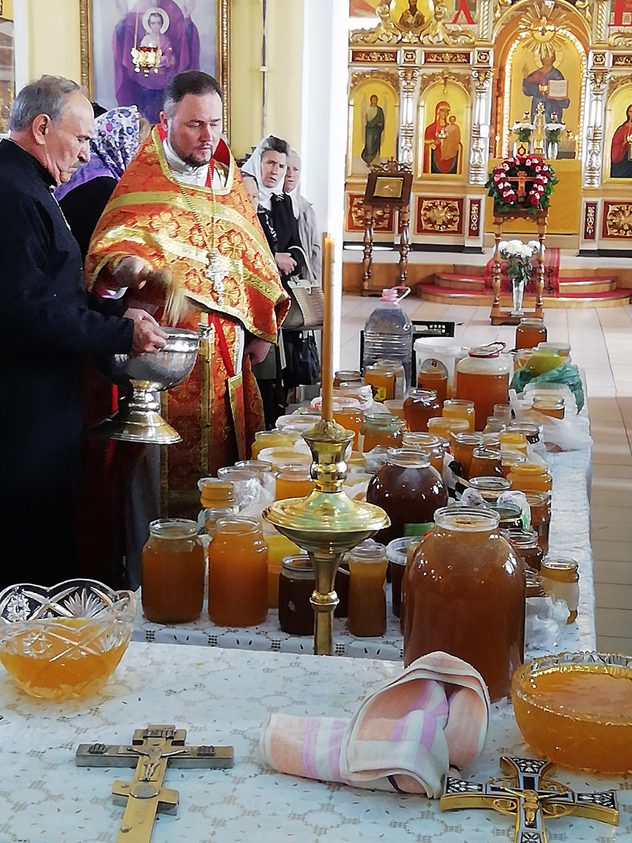 Празднование Происхождения (изнесения) Честных Древ Животворящего Креста Господня