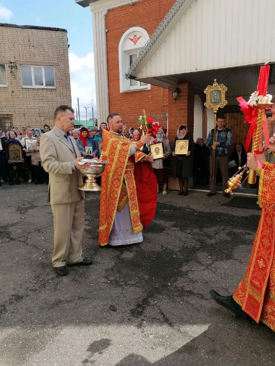  В субботу  Светлой седмицы протоиерей Александр Филиппов совершил Божественную литургию