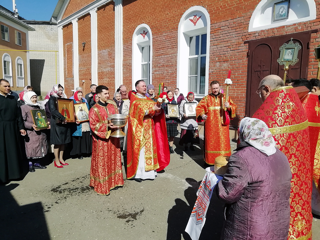 В понедельник Светлой седмицы протоиерей Александр Филиппов совершил Божественную литургию