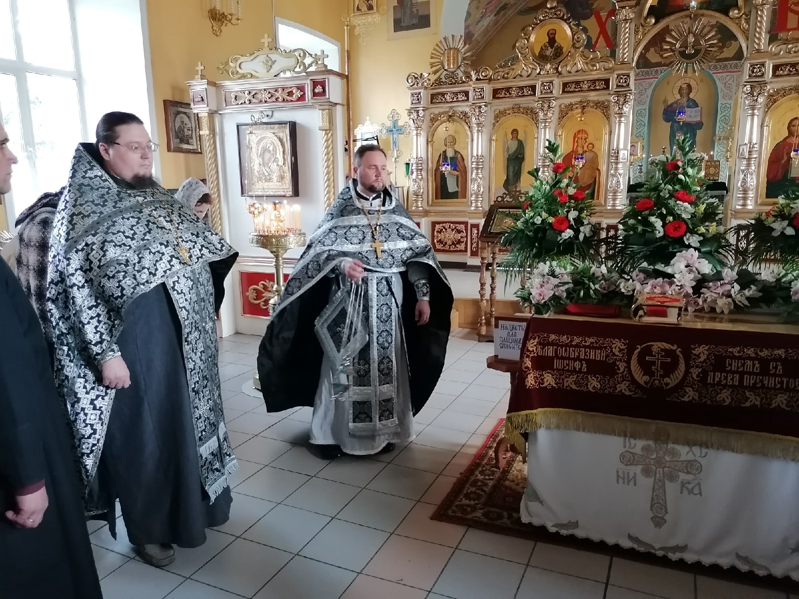  В Великий Пяток протоиерей Александр Филиппов совершил вечерню с выносом Плащаницы Спасителя