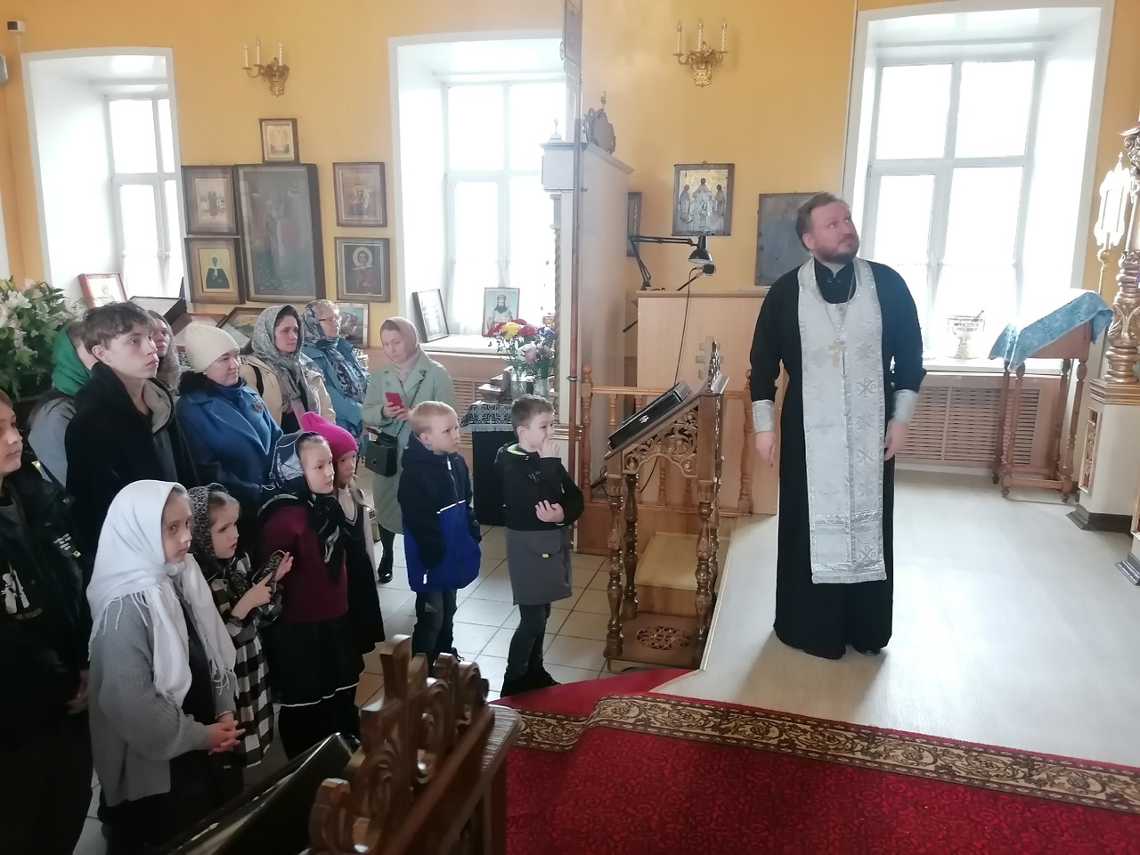 Иерей Сергий Карасёв встретился с учениками средней школы №1 города Спутник