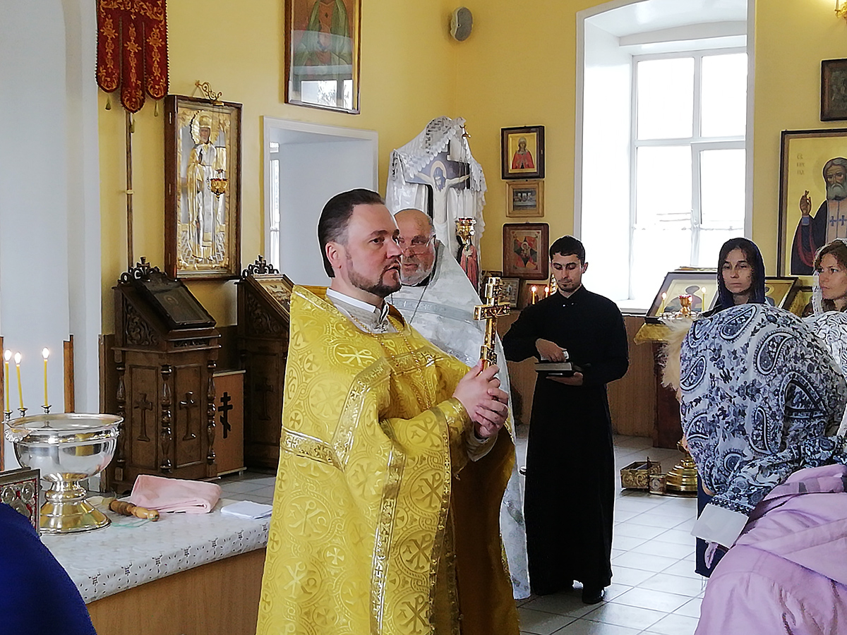 Протоиерей Александр Филиппов совершил литургию и водосвятный молебен с акафистом Божией Матери 