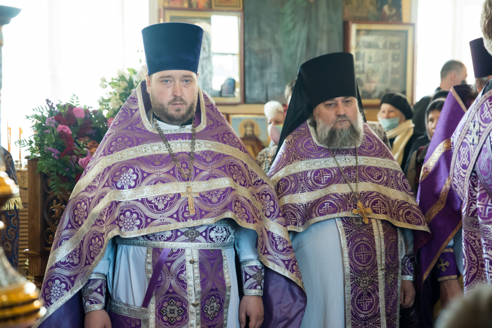 В Неделю Крестопоклонную митрополит Серафим совершил Литургию в нашем храме