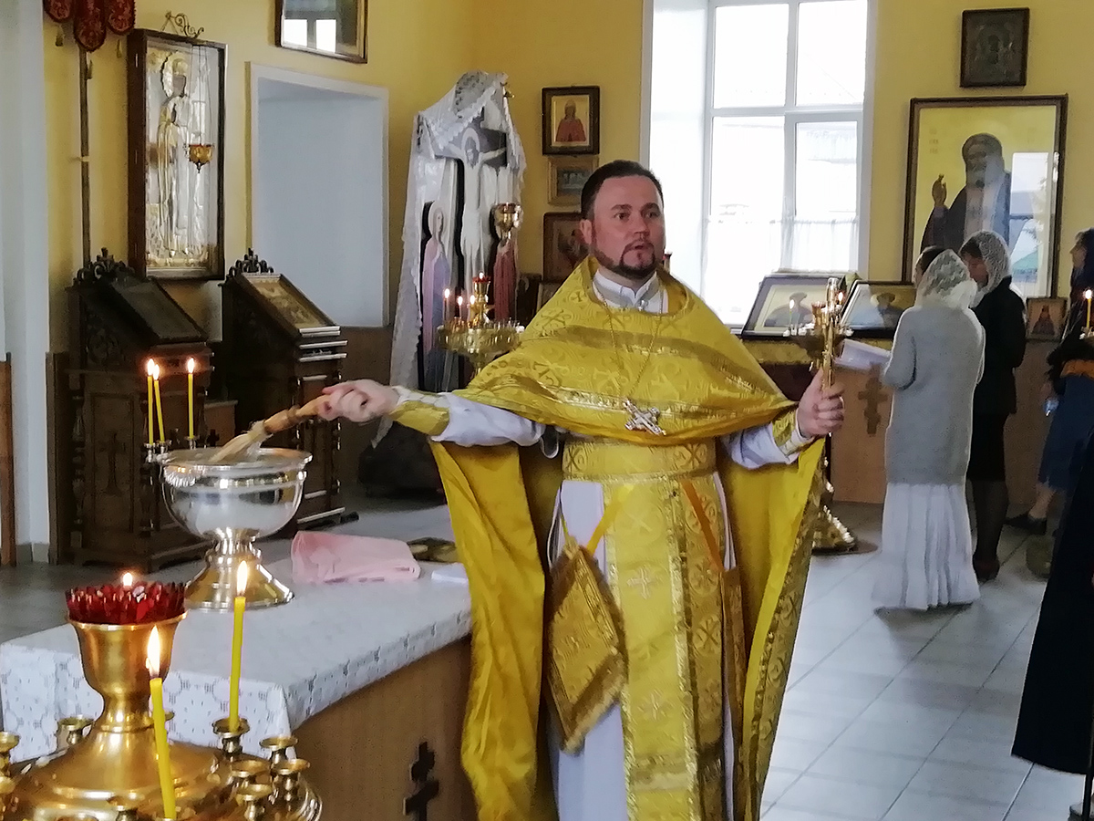 Протоиерей Александр Филиппов совершил литургию и водосвятный молебен с акафистом Божией Матери 