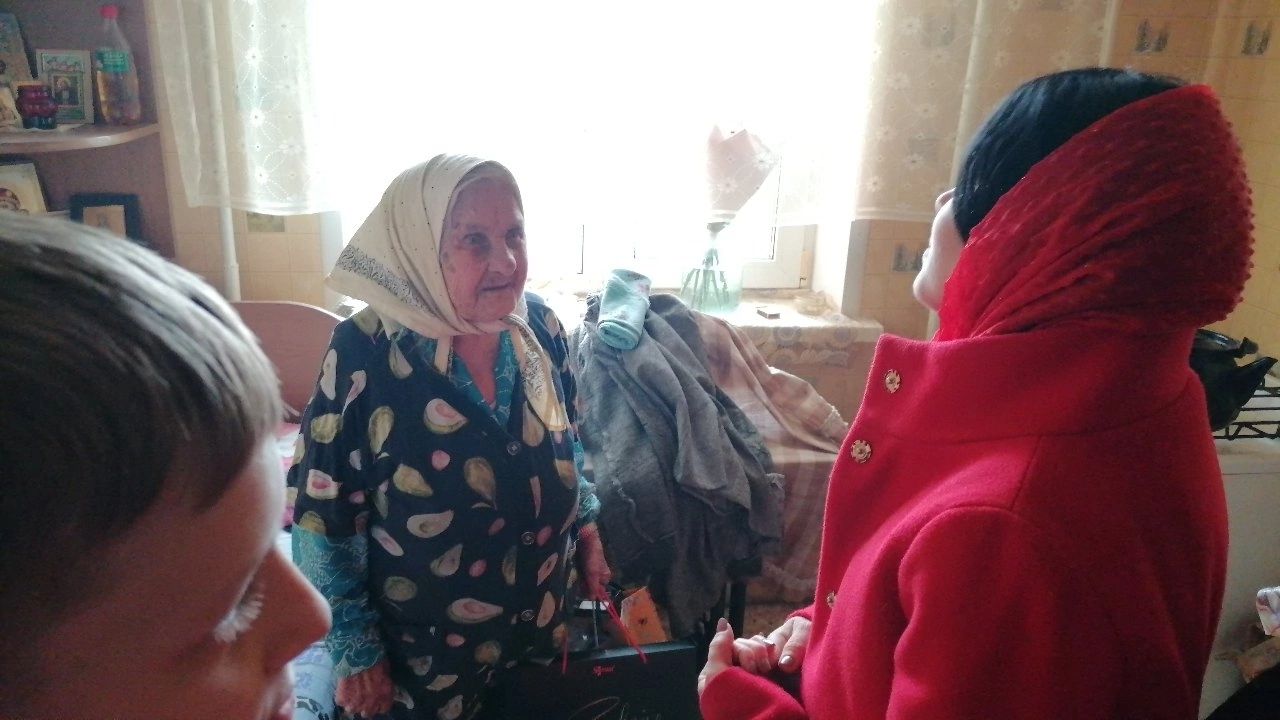 Настоятель с делегацией от воскресной школы поздравили с Днём Победы ветерана Клушину Татьяну Матвеевну