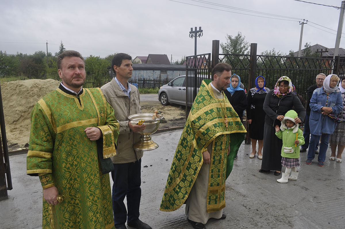 В строящемся храме в честь Святой Живоначальной Троицы в деревне Камайка был совершен водосвятный молебен