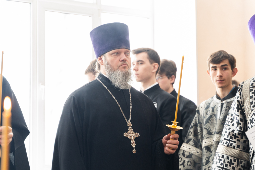 Протоиерей Александр Филиппов  сослужил  митрополиту Серафиму за литургией в храме святителя Иннокентия Иркутского при семинарии