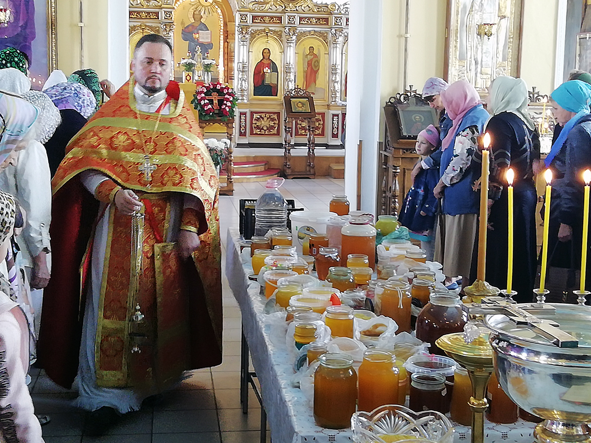 Празднование Происхождения (изнесения) Честных Древ Животворящего Креста Господня