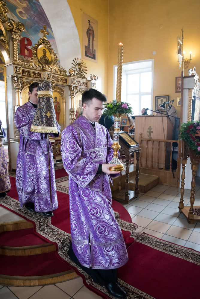  В Неделю Крестопоклонную митрополит Серафим совершил литургию в нашем храме