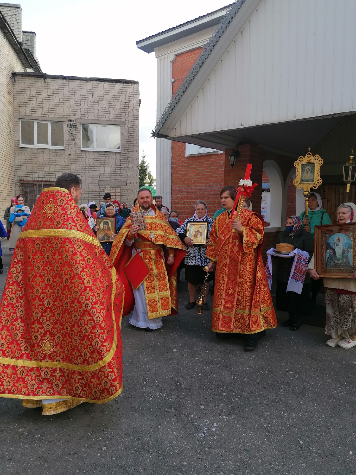 В четверг  Светлой седмицы протоиерей Александр Филиппов совершил Божественную литургию