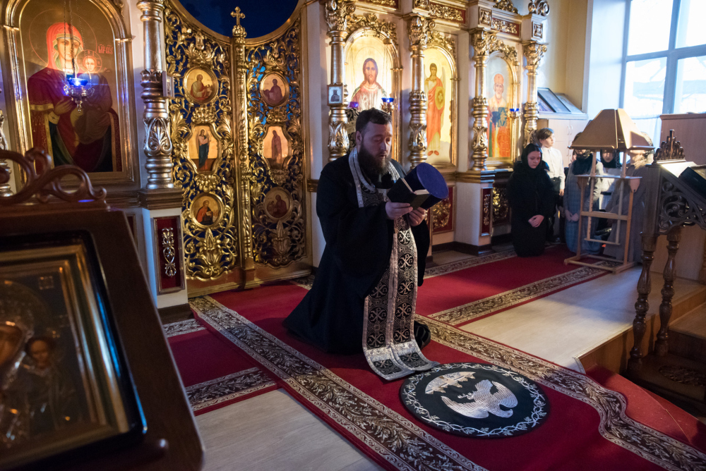  Митрополит Серафим совершил повечерие с чтением Великого канона преподобного Андрея Критского в Никольском храме в Терновке