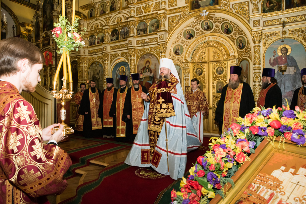 Митрополит Серафим и епископ Митрофан совершили всенощное бдение в Успенском соборе Пензы