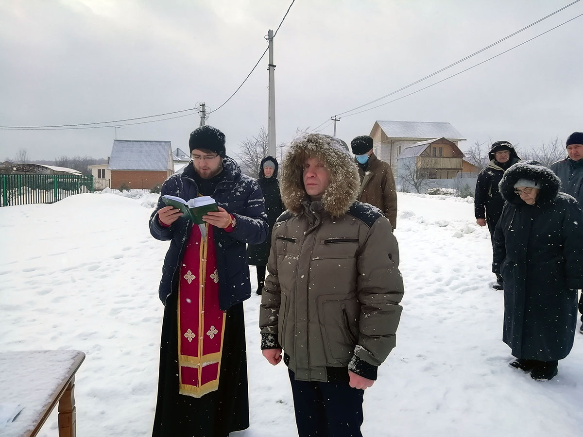Иерей Евгений Климчев совершил молебен около строящегося храма Живоначальной Троицы в деревне Камайка
